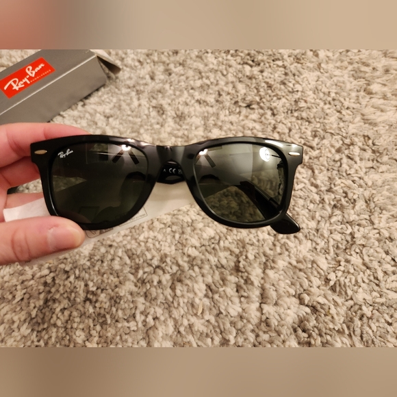 Ray-Ban Black Wayfarer Classic Sunglasses - Picture 7 of 9